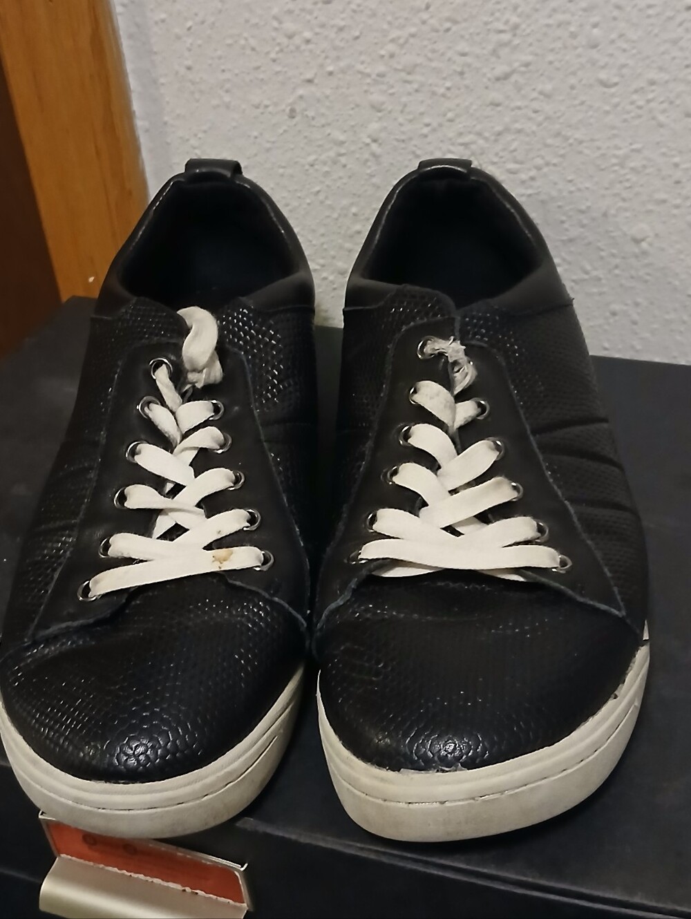 SoftWalk Black Leather Textured Lace-Up Casual Low Top Sneakers Size 8.5W